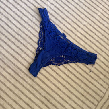 Tanga in pizzo blu