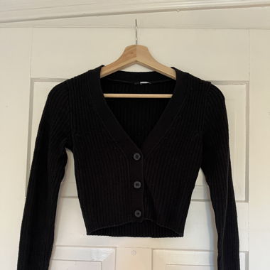 Schwarzes, kurzes Langarmshirt, gestrickt