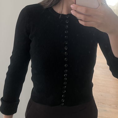 Cardigan a coste nero con abbottonatura