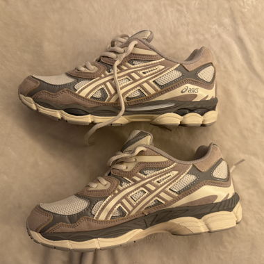 Asics Sneaker in Beige und Grau