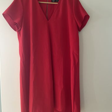 Rotes Kleid mit V-Ausschnitt