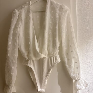 White bodysuit with décolleté