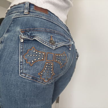 Jeanshose mit Stickerei