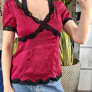 Rotes Silk-Top mit Spitze