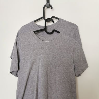 2x graue T-Shirts