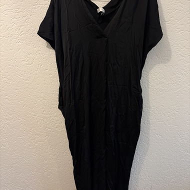 Robe noire avec décolleté en V