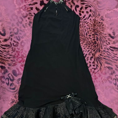 Schwarzes Kleid mit Volants