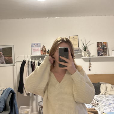 Weisser Strickpullover mit V-Ausschnitt