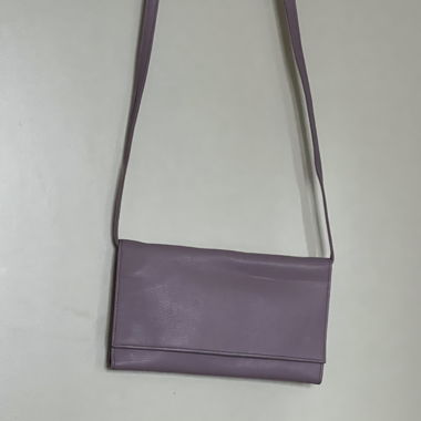 La Garçonne Lavender Crossbody-Geldbörse - wie neu
