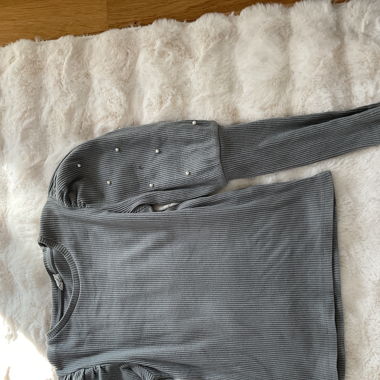 Pull gris avec perles