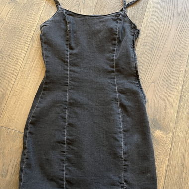 Schwarzes Jeanskleid mit Reissverschluss