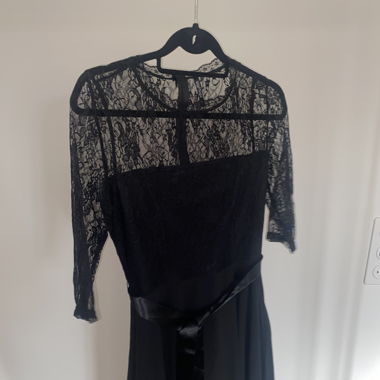 Kleid mit Spitzeverzierungen