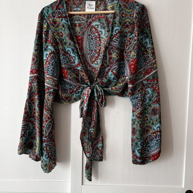 Gemusterte Wickelbluse