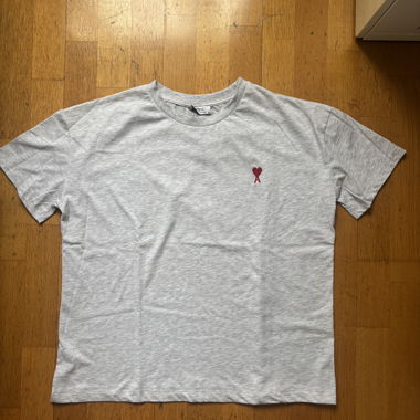 T‑shirt grigio con logo cuore rosso ami