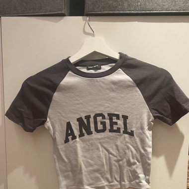 Bauchfreies T-shirt, zweifarbig mit Aufschrift