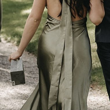 Elegantes Satin-Abendkleid rückenfrei billy j
