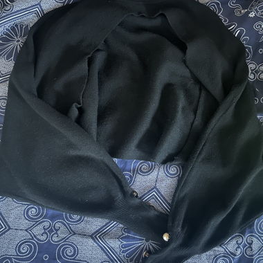 Schwarze Strickjacke mit Perlmuttknöpfen