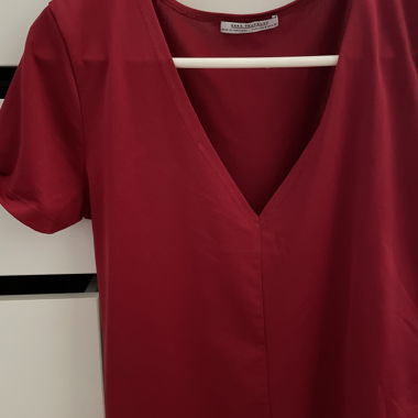 Rotes Tshirt v schnitt
