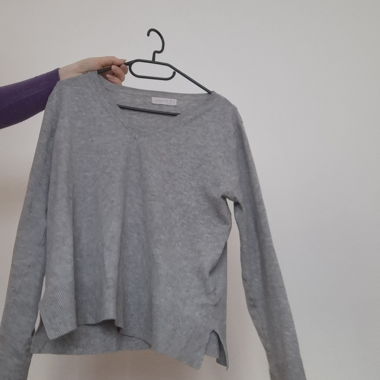 Maglione grigio a maniche lunghe