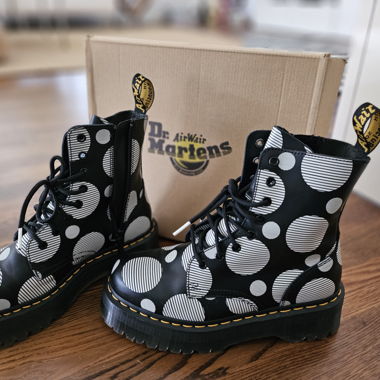 Dr. Martens AirWair b/w bouncing sole