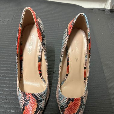 Stiletto mit Schlangen-Optik
