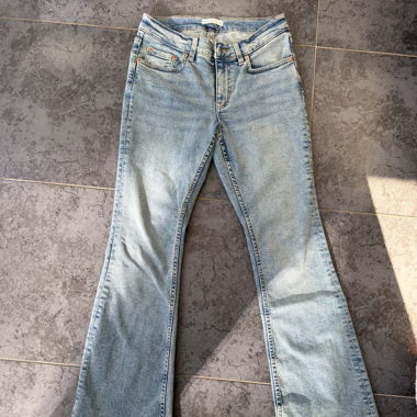 Gina Tricot Perfect jeans flared style