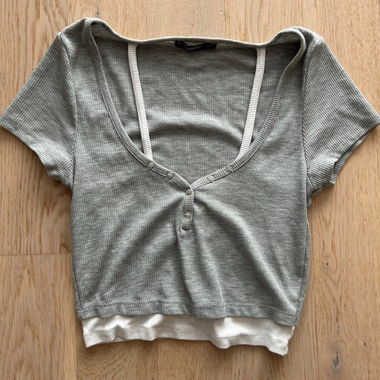 graues 2-in-1-Top von Stradivarius