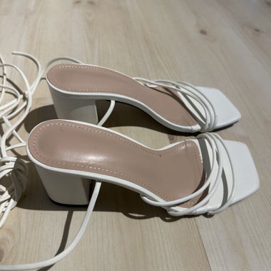 Scarpe bianche con cinturini e tacco