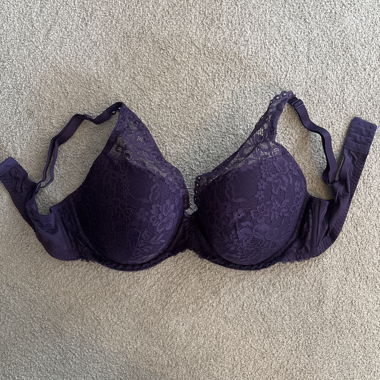 Lila Spitzen-BH