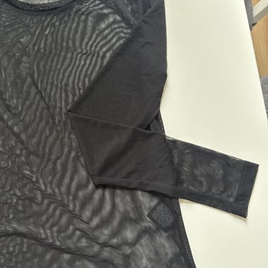 Maglietta nera in mesh a maniche lunghe