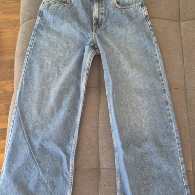 Wide-leg blue jeans