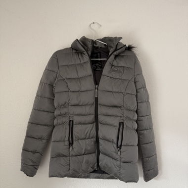 Veste matelassée grise à capuche fourrée