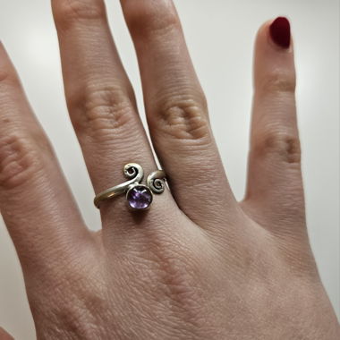 Anello in argento con pietra lilla