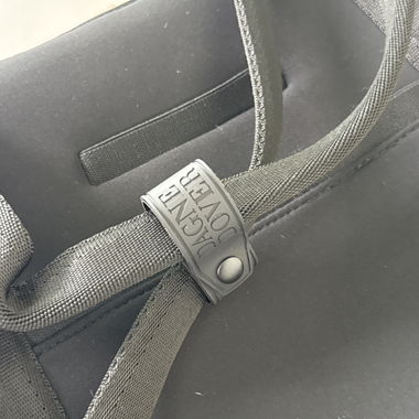 Closed woven tote bag