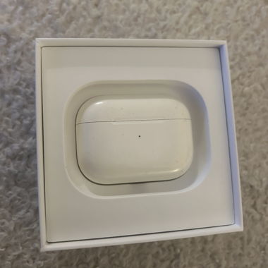 Custodia AirPods con accessori