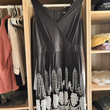 Schwarzes Spitzenkleid