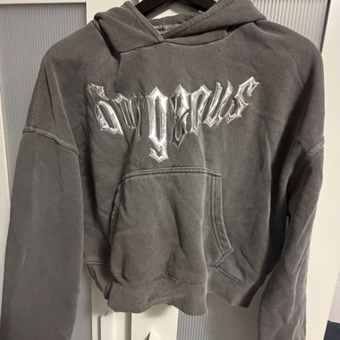 Hoodie gris avec imprimé
