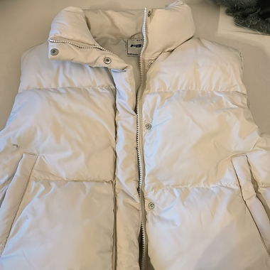 Piumino beige senza maniche