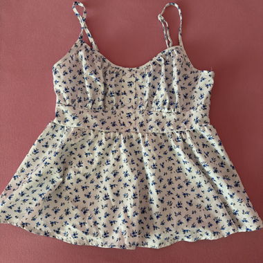 Top a fantasia floreale con spalline