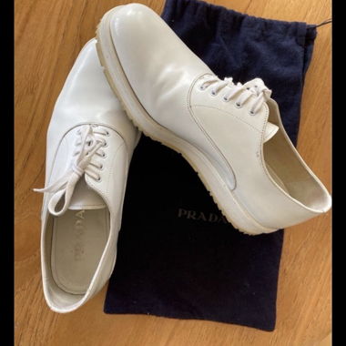 Prada weisse Lederschuhe
