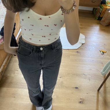 Jeans mit hoher Taille und ausgestelltem Bein