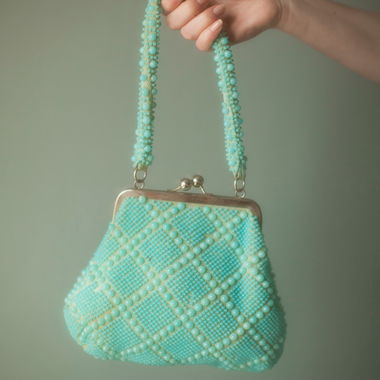 Sac de soirée turquoise à perles des années 1960 au style ludique
