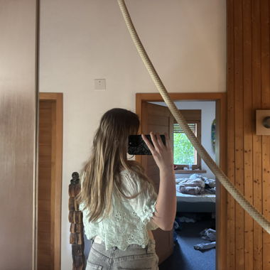 Mintgruenes Off-Shoulder-Top aus leichtem, gerafftem Stoff mit kurzen Aermeln und Spitzenbesatz am Saum und an den Aermeln. Luftiger, femininer Schnitt, gut tragbar fuer Sommer und Freizeit. In gutem Zustand.