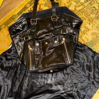 Lackschwarze Tasche