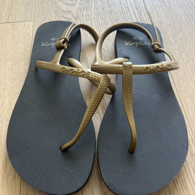 Sandali bassi neri e dorati