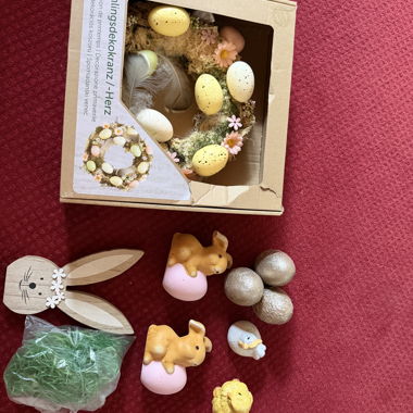 Set de décoration de Pâques avec lapins et œufs