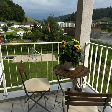 Balkontisch und Stühle