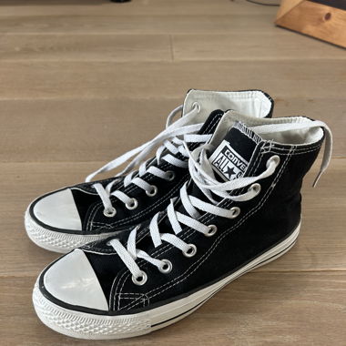 Schwarze Converse