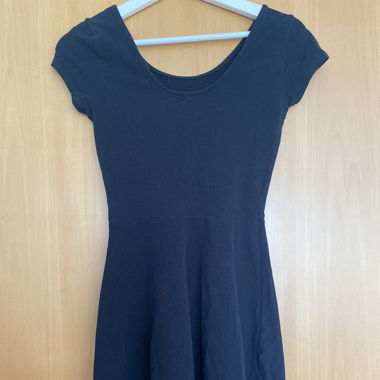 schwarzes Kleid