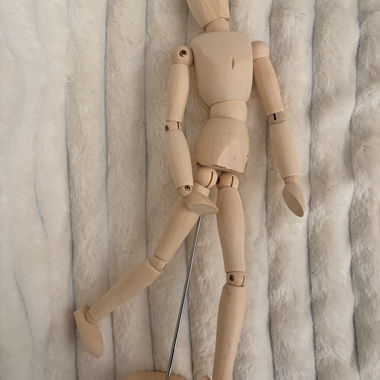 Poupée articulée en bois avec support